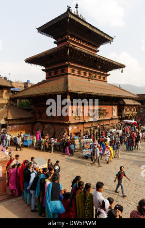 La folla si radunano in Durbar Square Bakhtapur pronto per i festeggiamenti di Capodanno Foto Stock