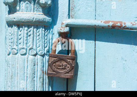 Pesanti di grandi dimensioni lucchetto sulla porta blu Foto Stock