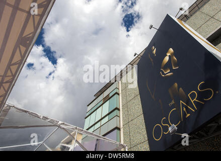 Hollywood, California, USA. Il 27 febbraio, 2014. L'Oscar preparare per la pioggia. Preparazione per la domenica la cerimonia Oscar ha continuato in previsione di ciò che potrebbe essere un umido e tempestose Oscar evento. Lavoratori preparate il tappeto rosso zona arrivo da issata portable tende a coprire non solo la celebrità come arrivano, ma anche il funzionamento giornalisti, cameraman e fotografi Domenica di copertura dell'evento. © David Bro/ZUMAPRESS.com/Alamy Live News Foto Stock