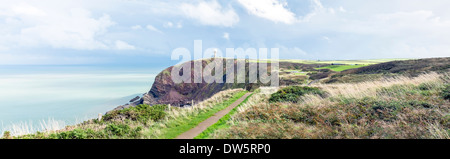 Sud ovest via costiera: il controllo del traffico aereo stazione radar a Hartland Point, orzo Bay, Devon, Inghilterra: il Wrecker la costa Foto Stock