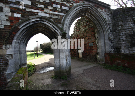 Rovine del XIV secolo gatehouse dell'Abbazia Agostiniana di Santa Croce, vicino a Waltham Abbey Church Foto Stock