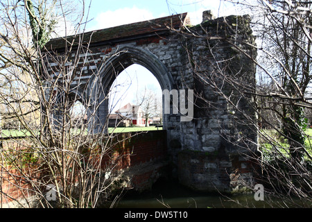 Rovine del XIV secolo gatehouse dell'Abbazia Agostiniana di Santa Croce, vicino a Waltham Abbey Church Foto Stock