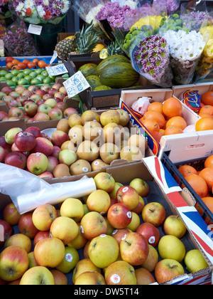 Frutta e verdura sul display al di fuori di un fruttivendolo nel Cheshire Regno Unito Foto Stock