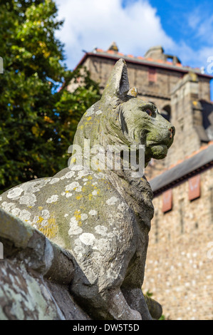 Scultura sulla parete di animali al di fuori del Castello di Cardiff, Cardiff, South Glamorgan, Wales, Regno Unito Foto Stock