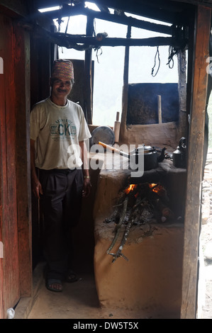 Un cuoco nepalese nella sua cucina in una strada laterale di stallo alimentare Foto Stock