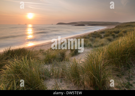 Tramonto su Constantine Bay in North Cornwall, Inghilterra. Per il periodo estivo (Giugno) 2013. Foto Stock