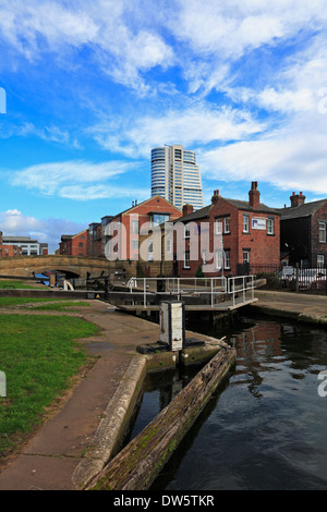 Leeds e Liverpool Canal con Bridgewater posto in distanza, Granary Wharf, Leeds, West Yorkshire, Inghilterra, Regno Unito. Foto Stock