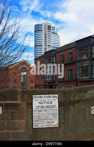 Il vecchio segno su un Leeds e Liverpool Canal bridge con Bridgewater posto in distanza, Granary Wharf, Leeds, West Yorkshire, Inghilterra, Regno Unito. Foto Stock