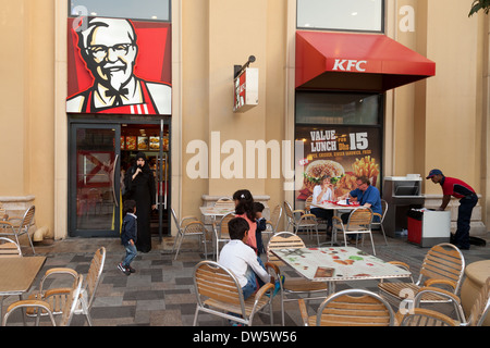 Kentucky Fried Chicken (KFC) fast food cafe, la passeggiata, Jumeirah, Dubai, Emirati Arabi Uniti, Emirati arabi uniti, Medio Oriente Foto Stock