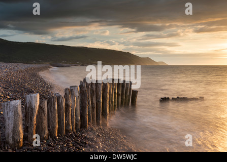 Tramonto sulla spiaggia Bossington in Exmoor, Somerset, Inghilterra. In estate (Luglio) 2013. Foto Stock