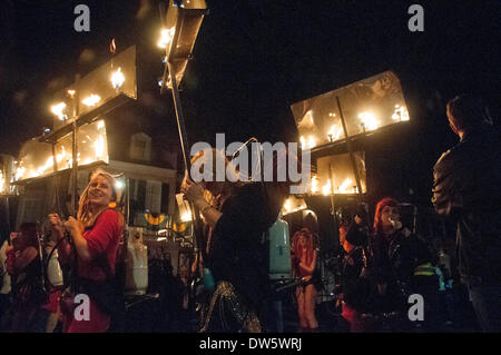 New Orleans, Louisiana, Stati Uniti d'America. Il 27 febbraio 2014. Primo flambeauxs femmina del Mardi Gras, il 'Glambeauxs,' parade giù St. Charles Street con tutti femmina parade, Muse a New Orleans, LA, giovedì 27 febbraio, 2014. Credit: JT Blatty/Alamy Live News Foto Stock