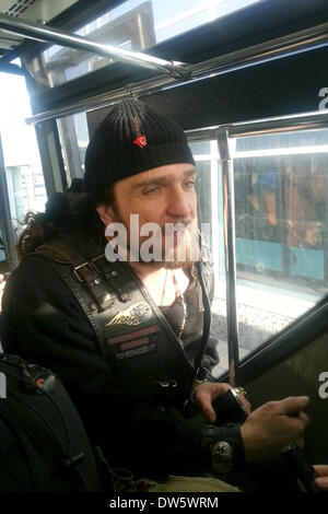 Mosca, Russia. 28 feb 2014. Alexander Zaldostanov - il soprannome di "urgeon' - il capo della Federazione moto club 'Notte lupi', che è detto per avere buoni contatti con il presidente russo Vladimir Putin, si siede in un autobus all'Aeroporto di Domodedovo a Mosca, Russia, 28 febbraio 2014. Zaldostanov volato da Mosca a Simferopol in Crimea, Ucraina. Foto: NIKOLAUS VON TWICKEL/dpa/Alamy Live News Foto Stock