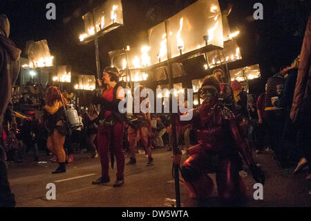 New Orleans, Louisiana, Stati Uniti d'America. Il 27 febbraio 2014. Primo flambeauxs femmina del Mardi Gras, il 'Glambeauxs,' parade giù St. Charles Street con tutti femmina parade, Muse a New Orleans, LA, giovedì 27 febbraio, 2014. Credit: JT Blatty/Alamy Live News Foto Stock