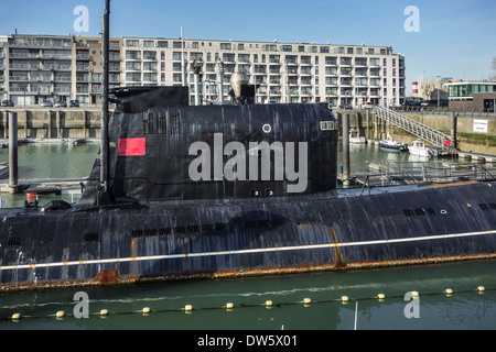 Conning tower / vela del sottomarino russo B-143 / U-480 Foxtrot tipo 641 sul lungomare marittimo parco a tema, Zeebrugge, Belgio Foto Stock