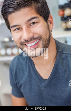 Ritratto di bello sorridente giovane uomo asiatico con la barba Foto Stock