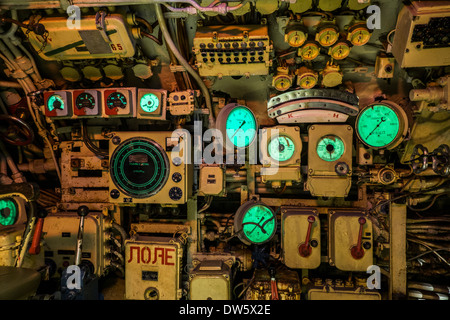 Gli indicatori verde, gli interruttori e i selettori su strumenti in operazioni / sala di controllo interno sottomarino russo B-143 / U-480 Foxtrot Foto Stock