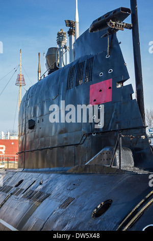 Conning tower / vela del sottomarino russo B-143 / U-480 Foxtrot tipo 641 presso il lungomare marittimo parco a tema, Zeebrugge, Belgio Foto Stock