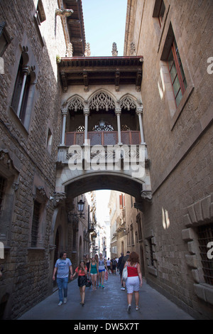 In Spagna, in Catalogna, Barcellona, Pont dels Sospirs o Ponte dei Sospiri nel Quartiere Gotico. Foto Stock