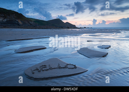 Un messaggio di benvenuto a sinistra di sabbia su Crackington Haven Beach, Cornwall, Inghilterra. Estate (Agosto) 2013. Foto Stock