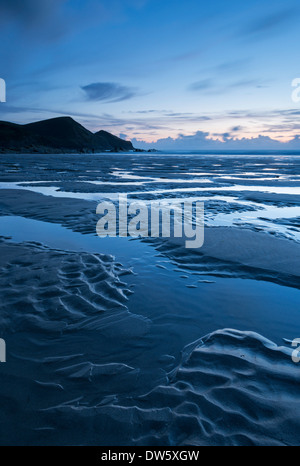 La bassa marea su Crackington Haven Beach durante il crepuscolo, Cornwall, Inghilterra. Estate (Agosto) 2013. Foto Stock