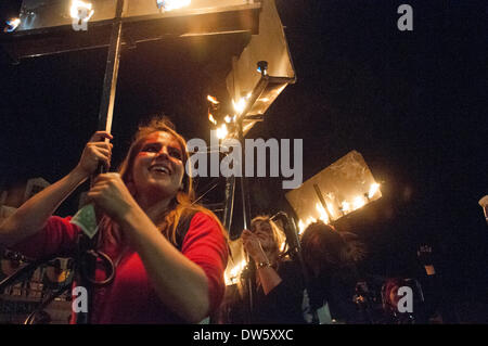 New Orleans, Louisiana, Stati Uniti d'America. Il 27 febbraio 2014. Primo flambeauxs femmina del Mardi Gras, il 'Glambeauxs,' parade giù St. Charles Street con tutti femmina parade, Muse a New Orleans, LA, giovedì 27 febbraio, 2014. Credit: JT Blatty/Alamy Live News Foto Stock