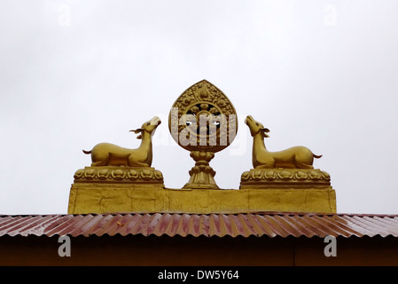 Ornamenti sul tetto di un tempio Bhuddist nella valle Tsum, Nepa Foto Stock