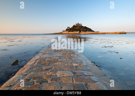 Il selciato in pietra che portano a St Michaels Mount in inizio di mattina di sole, Marazion, Cornwall, Inghilterra. Molla (maggio) 2013. Foto Stock