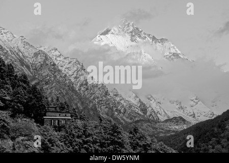 Gumba Lungdang monastero e le vette del Ganesh Himal gamma, Nepal. Foto Stock