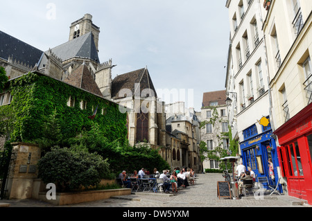 La gente seduta al di fuori di un negozio di tè, nel quartiere Marais di Parigi Foto Stock