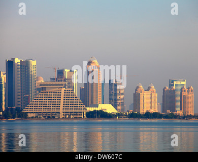 Il Qatar Doha, West Bay, il quartiere degli affari, skyline, Sheraton Hotel, Foto Stock