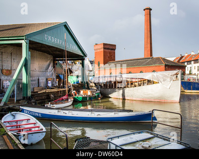 Underfall Yard id occupato un cantiere di costruzione e riparazione per la maggior parte in legno barche a vela sul porto di galleggiante a Bristol REGNO UNITO Foto Stock