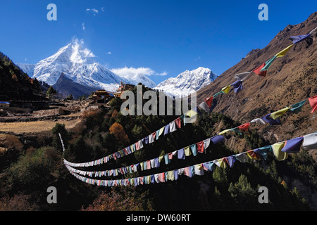 Picco Manaslu sovrasta il nuovo monastero in Lho, Nepal. Foto Stock