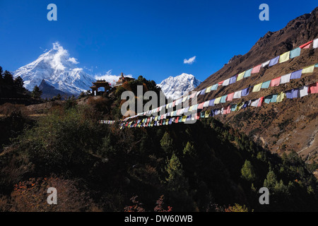 Picco Manaslu sovrasta il nuovo monastero in Lho, Nepal. Foto Stock