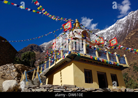 Tempio buddista nel villaggio di Lho nella regione di Manaslu del Nepal. Foto Stock