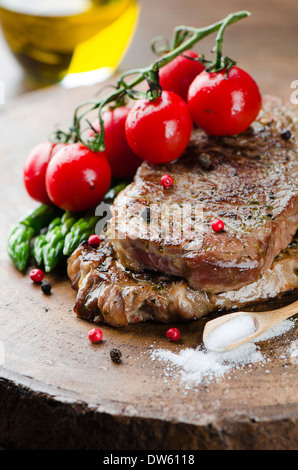 Bistecca alla griglia e asparagi Foto Stock