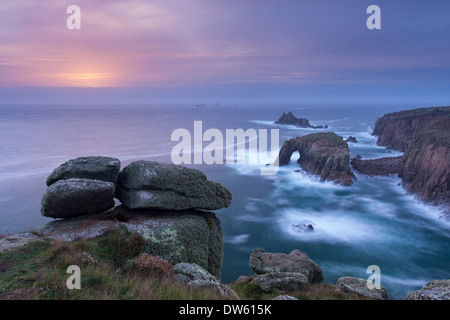 Tramonto sull'Oceano Atlantico vicino Land's End, Cornwall, Inghilterra. In autunno (ottobre) 2013. Foto Stock