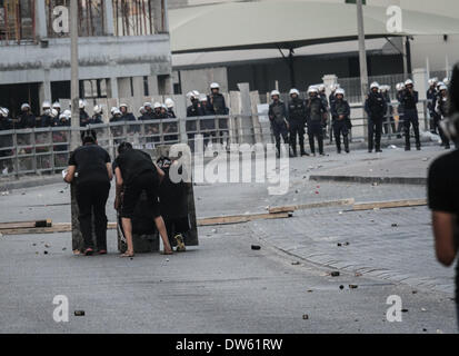 AlDaih-Bahrain. 28 feb 2014. Funerale del martire Jaffer AlDurazy seguita da scontri con la polizia il 28 febbraio 2014 (credito Immagine: © Ahmed Alfardan/NurPhoto/ZUMAPRESS.com) Credito: ZUMA Press, Inc./Alamy Live News Foto Stock
