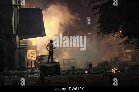 AlDaih-Bahrain. 28 feb 2014. Funerale del martire Jaffer AlDurazy seguita da scontri con la polizia il 28 febbraio 2014 (credito Immagine: © Ahmed Alfardan/NurPhoto/ZUMAPRESS.com) Credito: ZUMA Press, Inc./Alamy Live News Foto Stock