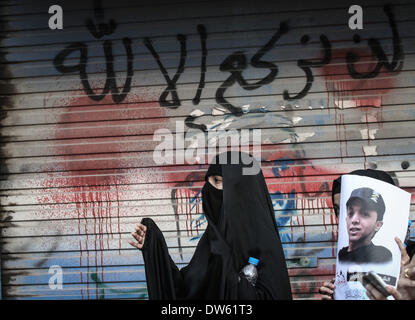 AlDaih-Bahrain. 28 feb 2014. Funerale del martire Jaffer AlDurazy seguita da scontri con la polizia il 28 febbraio 2014 (credito Immagine: © Ahmed Alfardan/NurPhoto/ZUMAPRESS.com) Credito: ZUMA Press, Inc./Alamy Live News Foto Stock