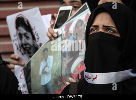 AlDaih-Bahrain. 28 feb 2014. Funerale del martire Jaffer AlDurazy seguita da scontri con la polizia il 28 febbraio 2014 (credito Immagine: © Ahmed Alfardan/NurPhoto/ZUMAPRESS.com) Credito: ZUMA Press, Inc./Alamy Live News Foto Stock