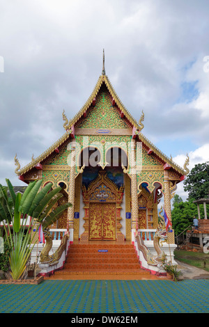 Tempio buddista nel villaggio di Ban Mae Jo, nel nord della Thailandia. Foto Stock