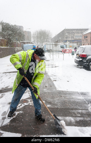 L'operaio del consiglio libera i sentieri ghiacciati nella neve bizzard. Reading, Berkshire, Inghilterra, GB, Regno Unito Foto Stock