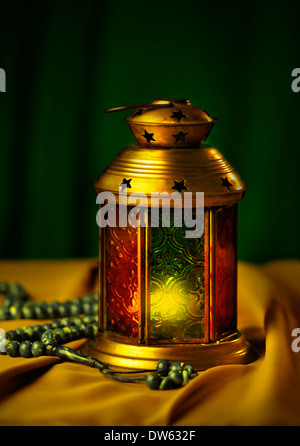 Splendido sfondo per il mese sacro islamico del Ramadan. Lanterna antica e perline di rosario. Foto Stock