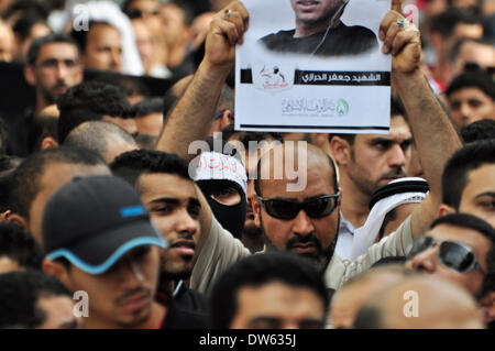 AlDaih, Bahrain-February 28, 2014: Esequie del martire Jaffer AlDurazy seguita da scontri con la polizia. Jafar Alderazi, 23 anni morto nel febbraio 27, 2014 a causa di complicazioni di anemia e alledge tortura mentre egli è stato arrestato su oneri relativi a manifestazioni di protesta. (Foto di Hussain Altareef/Pacific Stampa) Foto Stock