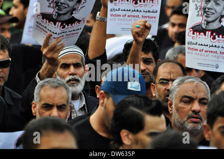 AlDaih, Bahrain-February 28, 2014: Esequie del martire Jaffer AlDurazy seguita da scontri con la polizia. Jafar Alderazi, 23 anni morto nel febbraio 27, 2014 a causa di complicazioni di anemia e alledge tortura mentre egli è stato arrestato su oneri relativi a manifestazioni di protesta. (Foto di Hussain Altareef/Pacific Stampa) Foto Stock