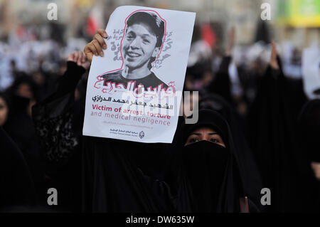 AlDaih, Bahrain-February 28, 2014: Esequie del martire Jaffer AlDurazy seguita da scontri con la polizia. Jafar Alderazi, 23 anni morto nel febbraio 27, 2014 a causa di complicazioni di anemia e alledge tortura mentre egli è stato arrestato su oneri relativi a manifestazioni di protesta. (Foto di Hussain Altareef/Pacific Stampa) Foto Stock