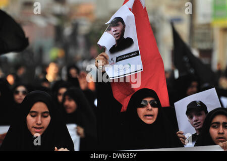 AlDaih, Bahrain-February 28, 2014: Esequie del martire Jaffer AlDurazy seguita da scontri con la polizia. Jafar Alderazi, 23 anni morto nel febbraio 27, 2014 a causa di complicazioni di anemia e alledge tortura mentre egli è stato arrestato su oneri relativi a manifestazioni di protesta. (Foto di Hussain Altareef/Pacific Stampa) Foto Stock