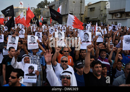 AlDaih, Bahrain-February 28, 2014: Esequie del martire Jaffer AlDurazy seguita da scontri con la polizia. Jafar Alderazi, 23 anni morto nel febbraio 27, 2014 a causa di complicazioni di anemia e alledge tortura mentre egli è stato arrestato su oneri relativi a manifestazioni di protesta. (Foto di Hussain Altareef/Pacific Stampa) Foto Stock