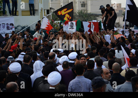 AlDaih, Bahrain-February 28, 2014: Esequie del martire Jaffer AlDurazy seguita da scontri con la polizia. Jafar Alderazi, 23 anni morto nel febbraio 27, 2014 a causa di complicazioni di anemia e alledge tortura mentre egli è stato arrestato su oneri relativi a manifestazioni di protesta. (Foto di Hussain Altareef/Pacific Stampa) Foto Stock