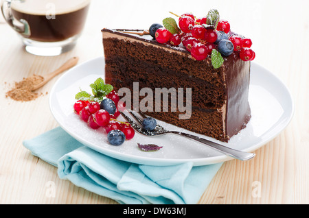 La Sacher la torta su un piatto di frutti di bosco Foto Stock